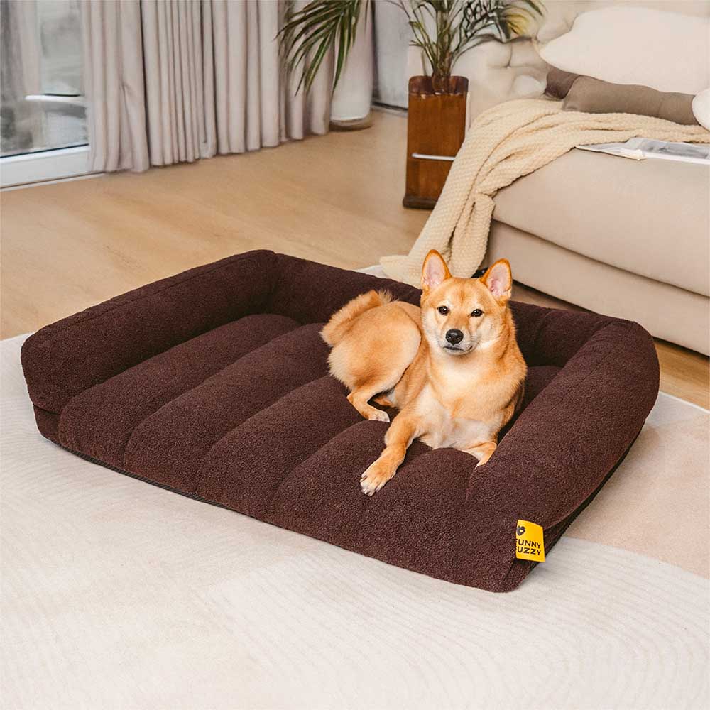 Warmes Ecktierbett aus Teddyfleece, orthopädisch, mit erhöhter Kopfstütze, ideal für gemütliche Ruhezeiten.