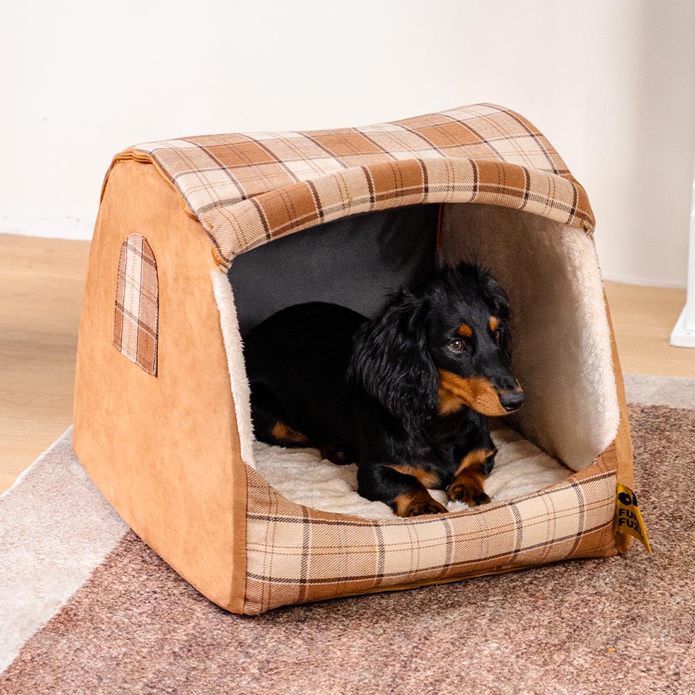 Gestreiftes orthopädisches Hundebett in Rot-Braun für optimalen Komfort & Gelenkstütze.