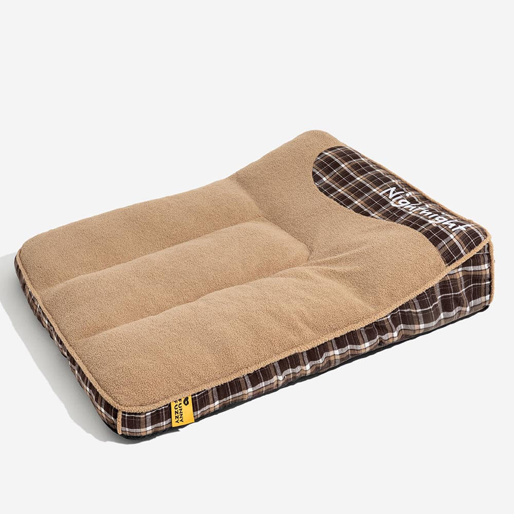 Sauberes, leeres orthopädisches Hundebett für große Hunde mit waschbarem Teddyfell. Bereit für Komfort.