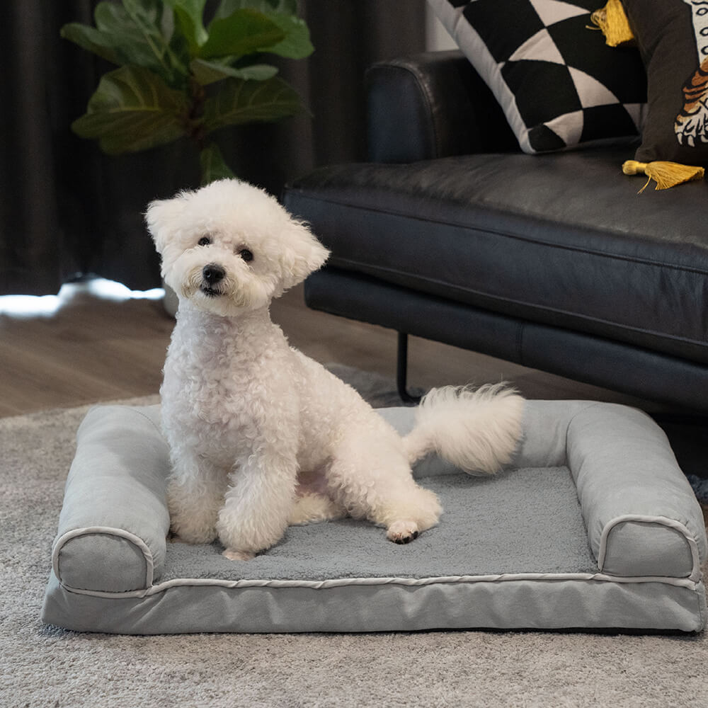 Blick von oben auf das geräumige orthopädische Hundebett, ein gemütlicher Schlafplatz.