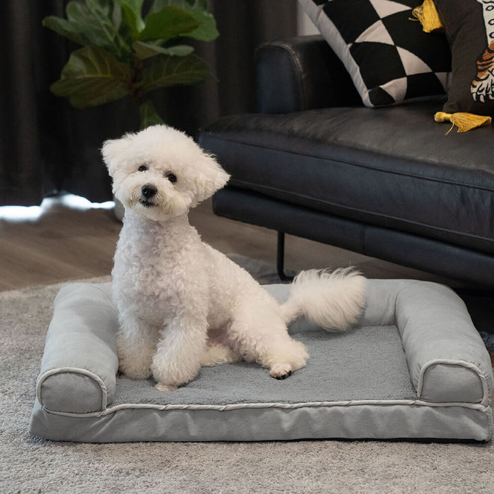 Blick von oben auf das geräumige orthopädische Hundebett, ein gemütlicher Schlafplatz.