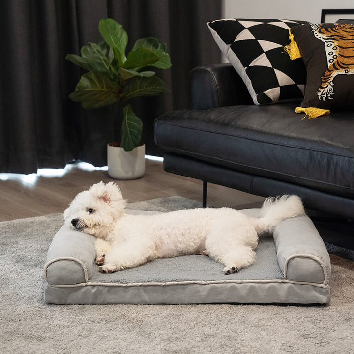 Ergonomisches Hundebett mit Gelenkschutz, ideal für ältere Hunde oder solche mit Rückenproblemen.