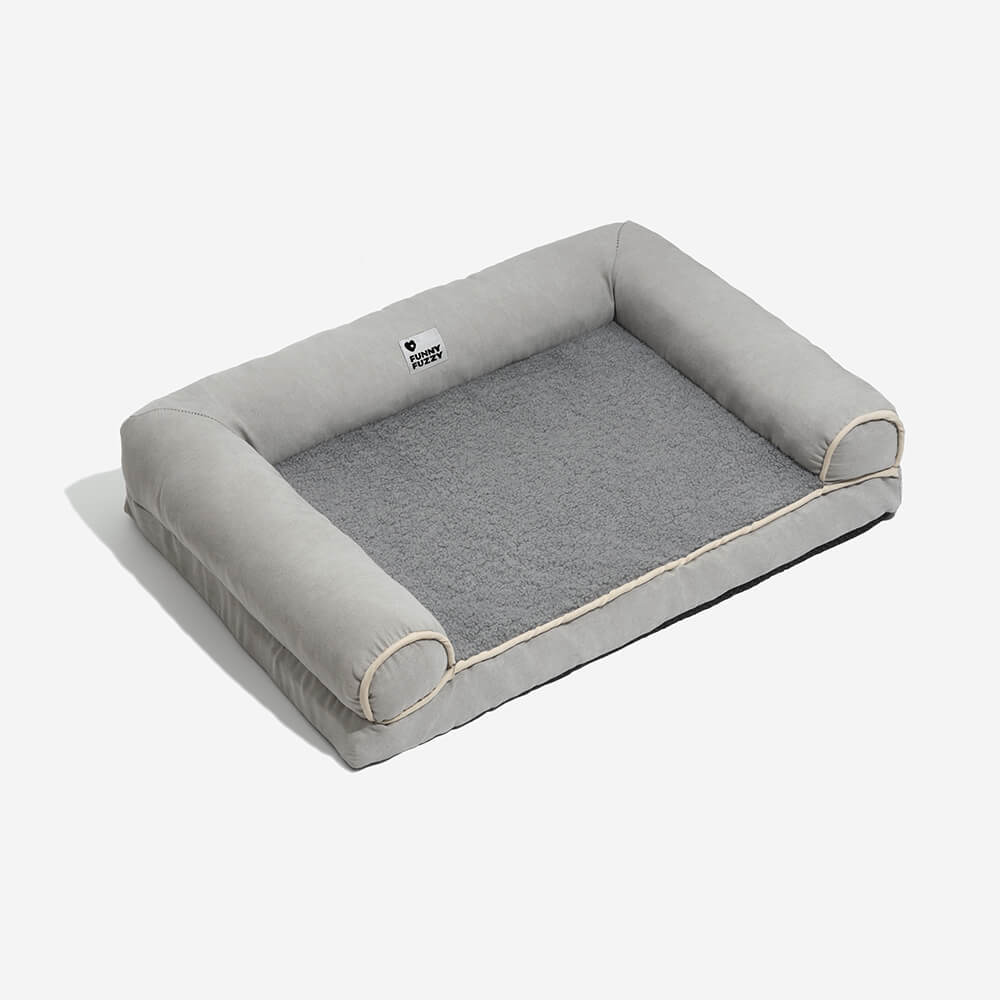 Ein Hund schlummert tief und fest im orthopädischen Hundebett mit Gelenkschutzfunktion.