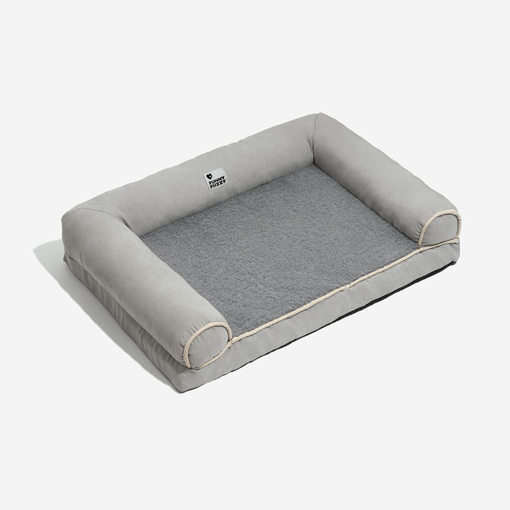 Ein Hund schlummert tief und fest im orthopädischen Hundebett mit Gelenkschutzfunktion.