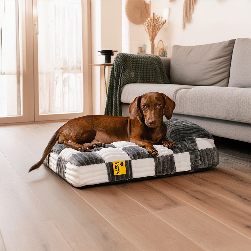Gelenkschonendes Haustierbett mit weichem Plüsch und Schachbrettmuster, ideal für große Hunde.