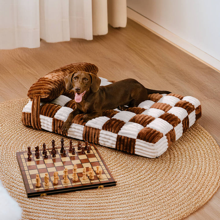 Elegantes orthopädisches Plüsch-Hundebett in Grau, mit Schachbrettmuster, für gesunden Schlaf.