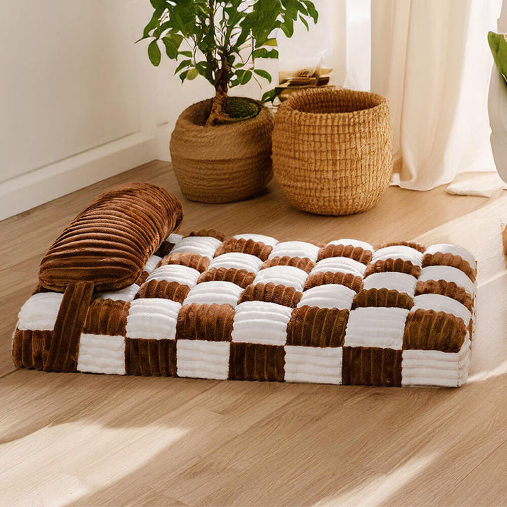 Großes orthopädisches Hundebett aus Plüsch mit Schachbrettmuster, braun, bietet optimalen Komfort.