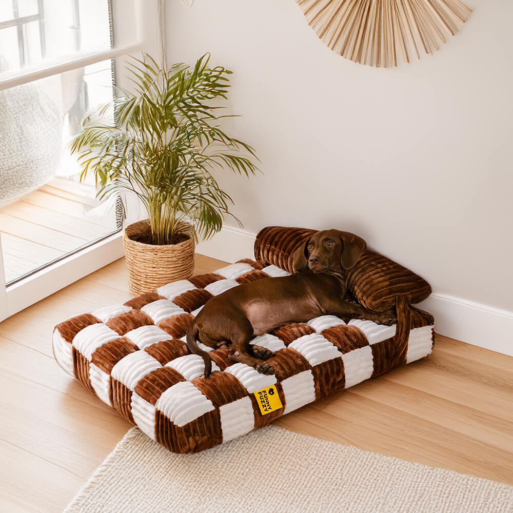 Detailaufnahme: Weiches Plüsch-Hundebett, orthopädisch, grau, mit Schachbrettmuster für besten Liegekomfort.