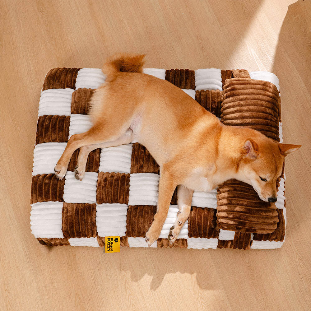 Hund ruht auf gemütlichem, orthopädischem Plüsch-Hundebett, Schachbrettmuster, grau, erholsam.