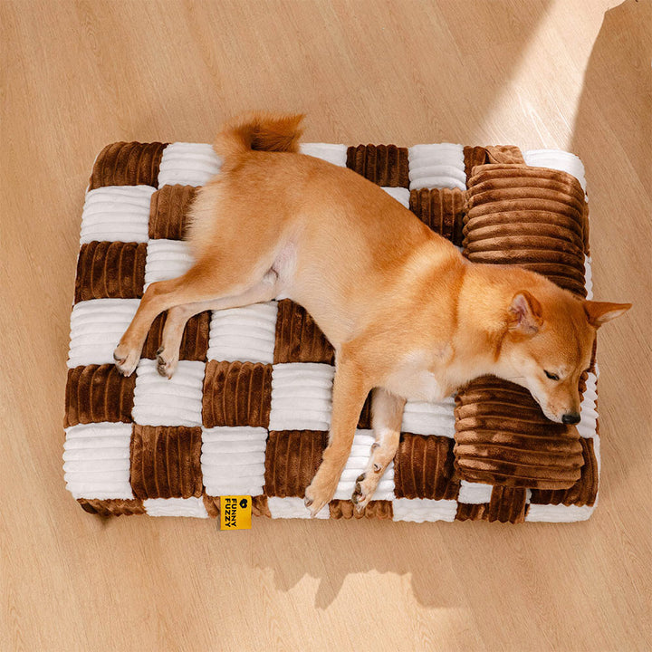 Hund ruht auf gemütlichem, orthopädischem Plüsch-Hundebett, Schachbrettmuster, grau, erholsam.