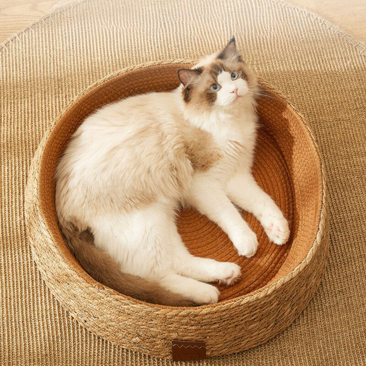 Handgeflochtenes Rattan-Kratzbett für Katzen in Braun, bequemer Schlafplatz & Kratzmöglichkeit.