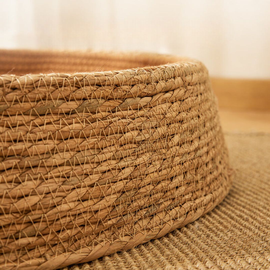 Komfortables Rattan-Kratzbett für Katzen, handgeflochten, ideal als Schlafplatz & zum Kratzen.
