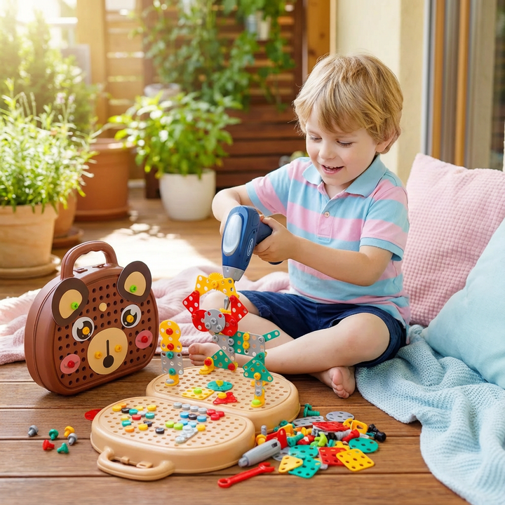 Fertig gebauter Bär aus der Bärenkiste: Kreatives Motorikspielzeug, perfekt als Geschenk für Kinder.