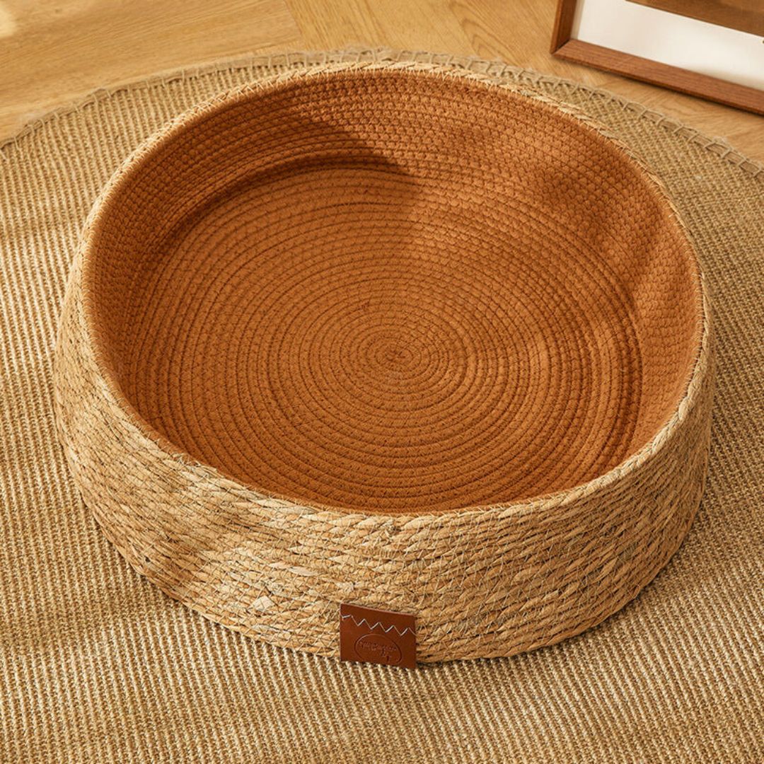 Modernes Katzenkratzbett aus Rattan, handgeflochten, bietet gemütlichen Schlafplatz & robuste Kratzfläche.