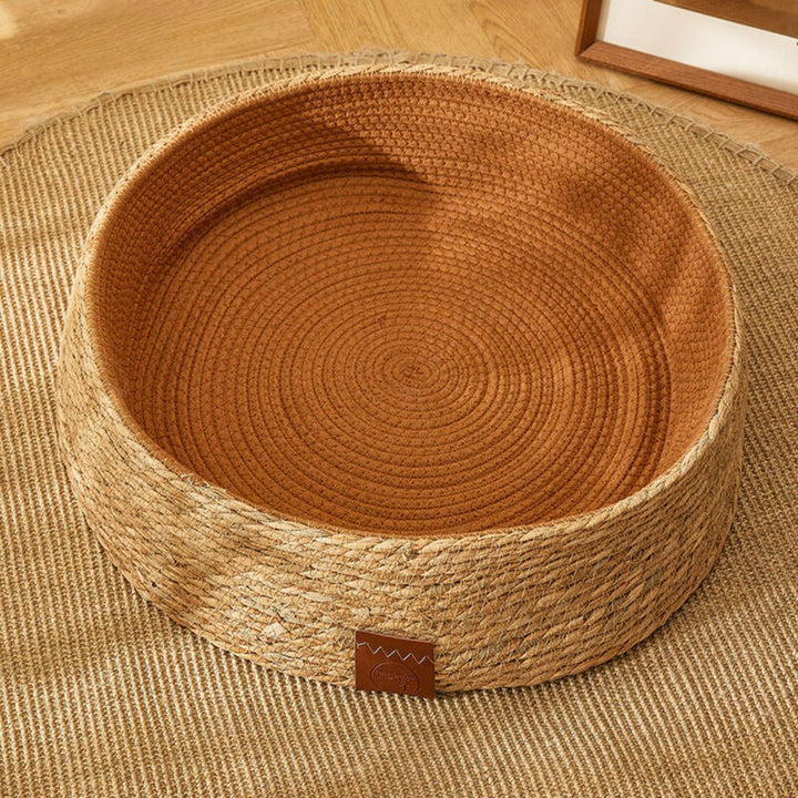 Modernes Katzenkratzbett aus Rattan, handgeflochten, bietet gemütlichen Schlafplatz & robuste Kratzfläche.