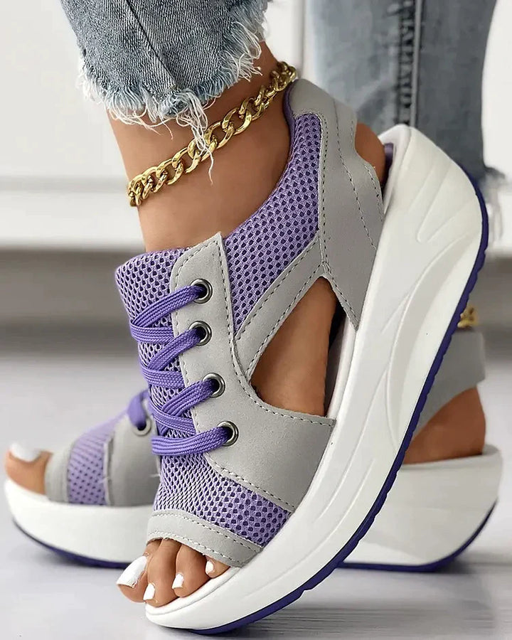Alltagstaugliche flache Damen Sandalen mit Schnürung, orthopädisch & mit weichem Fußbett.
