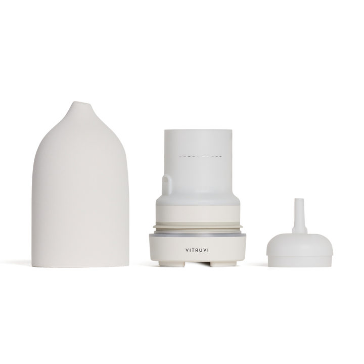 Eleganter Aroma Diffusor im Wohnzimmer, verbreitet beruhigenden Duft ätherischer Öle & schafft entspannte Atmosphäre.