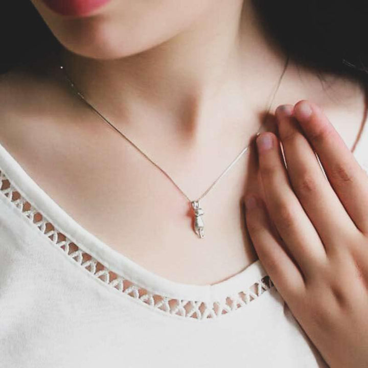 Glänzende Damen Halskette aus Sterling Silber mit Gliederkette und charmantem Katzenanhänger. Eleganter Alltagsschmuck.