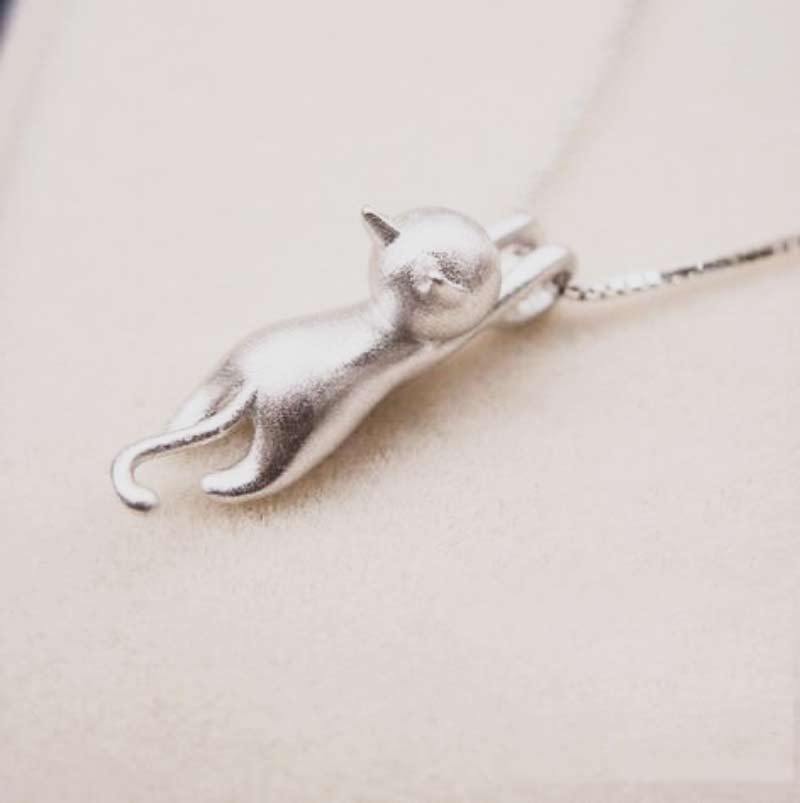 Detailaufnahme: Filigraner Katzenanhänger an einer 925 Sterling Silber Halskette für Damen. Elegantes Schmuck-Accessoire.
