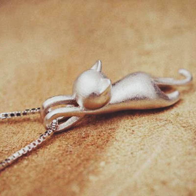 Moderne Damen Silberkette mit charmantem Katzenanhänger. Edles 925 Sterling Silber, vielseitiges Accessoire für den Alltag.