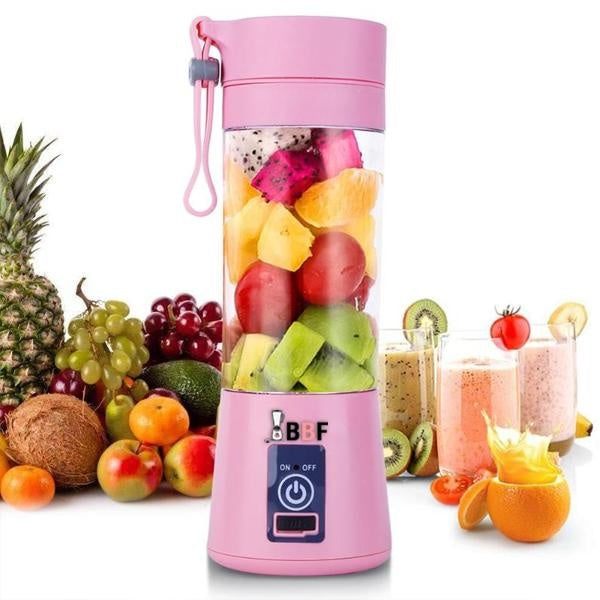 Person mixt frischen Smoothie mit tragbarem USB Mixer (pw260513) unterwegs; ideal für Reise & Sport.