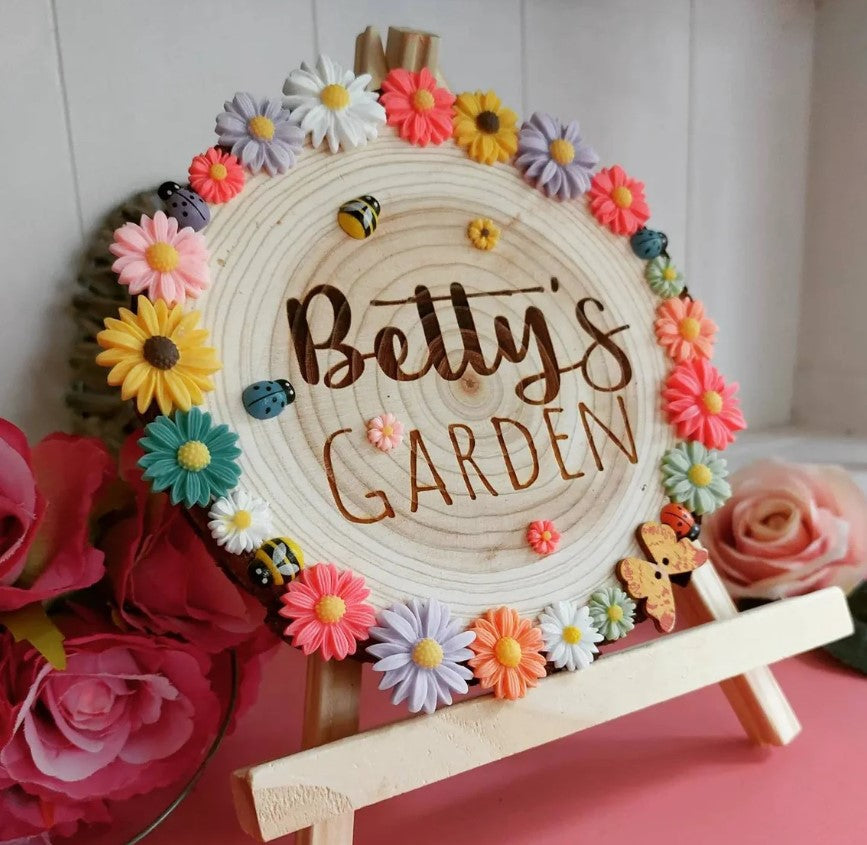 Graviertes Holzschild als personalisierte Hausnummer für den Garten. Rustikale Gartendeko aus Naturholzscheit.