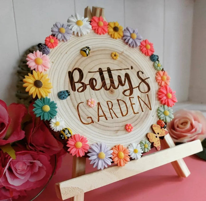 Graviertes Holzschild als personalisierte Hausnummer für den Garten. Rustikale Gartendeko aus Naturholzscheit.