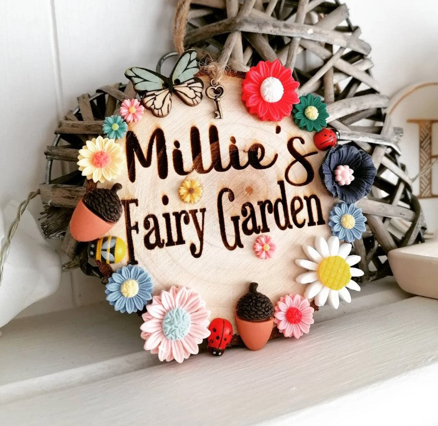 Personalisierte Holzscheit Gartenplatte, graviertes Naturholzschild, einzigartige Gartendeko für den Außenbereich.