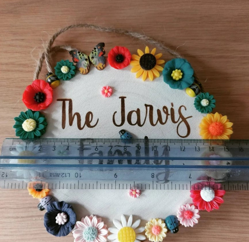 Personalisierte Gartendeko: Graviertes Holzscheit Schild aus Naturholz, ideal als Geschenkidee für den Garten.