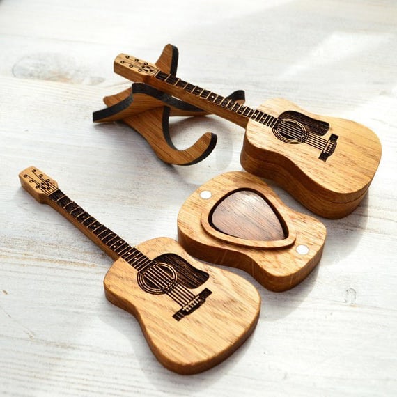 Hochwertige Holzbox für Gitarrenplektren mit individueller Gravur, perfektes Geschenk für Gitarristen.