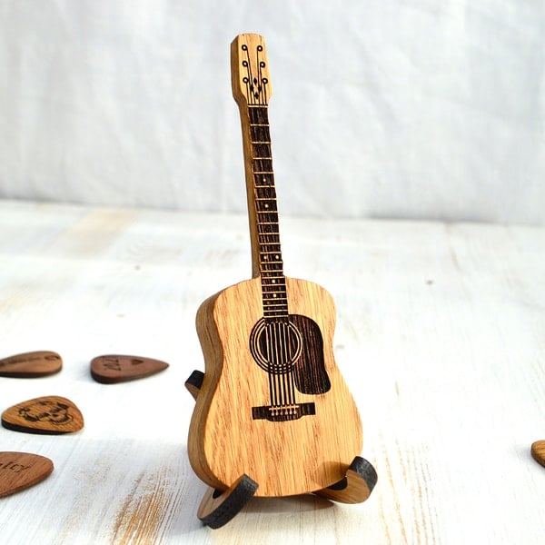 Handgefertigte Gitarrenplektren-Aufbewahrung aus Holz mit individueller Gravur, ein Musiker-Geschenk.