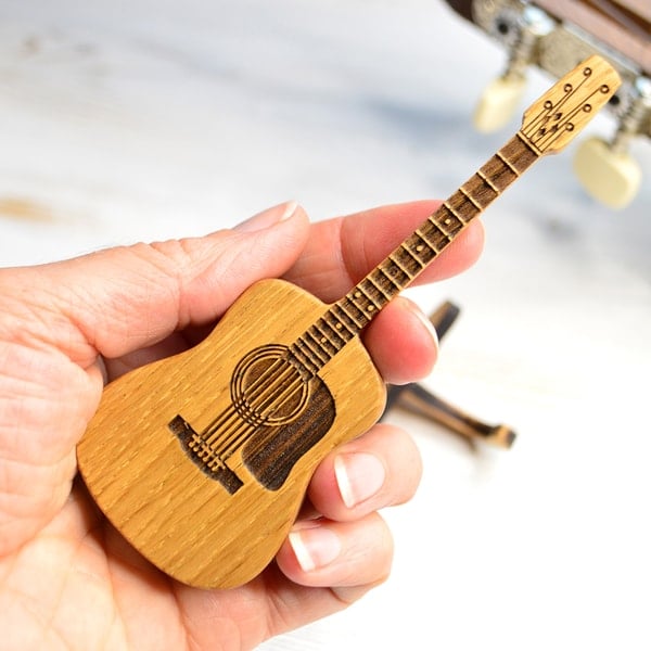 Personalisierter Gitarrenplektren-Organizer aus Holz; ideale Geschenkbox für Musiker und Gitarrenfans.