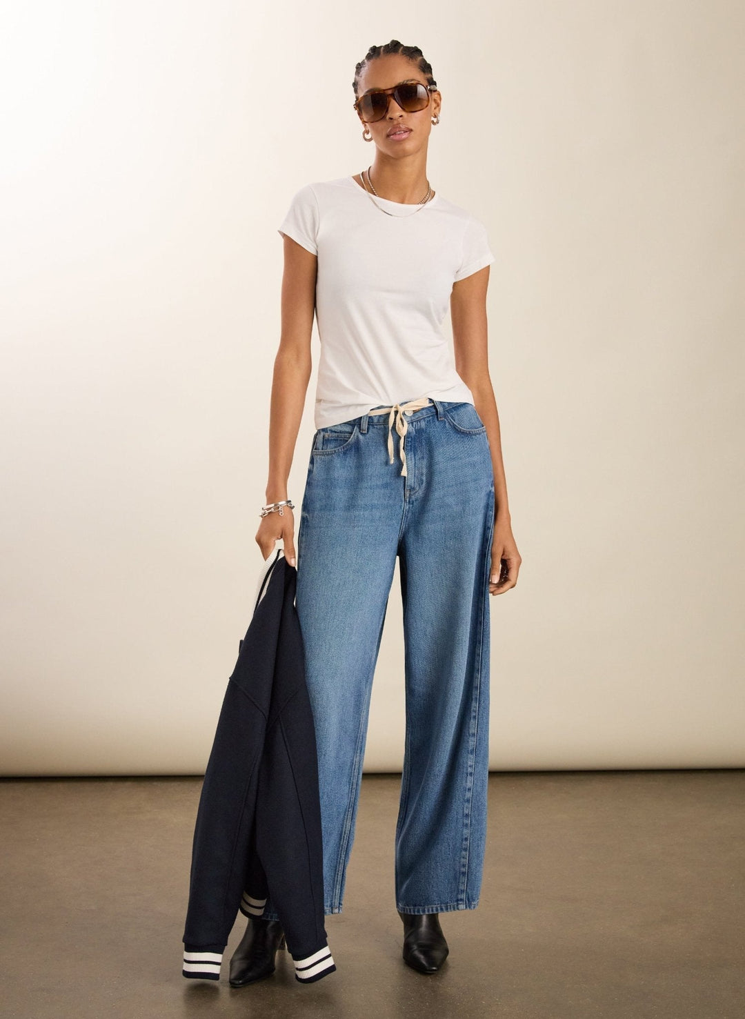Ganzkörper-Ansicht der Damen Wide Leg Jeans. Trendige Baumwoll-Jeans mit Bindeband für entspannten Komfort.