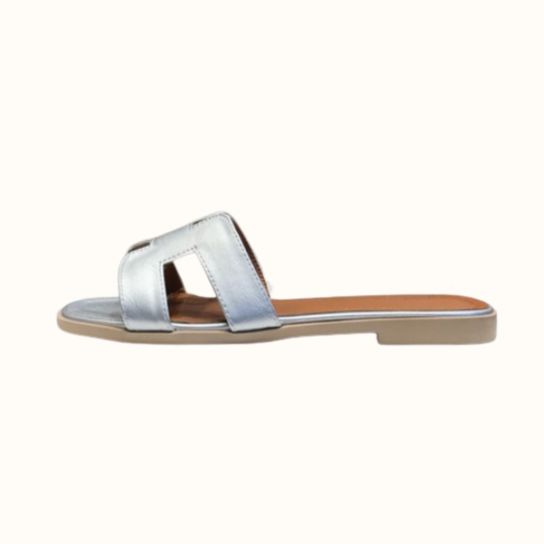 Rote stilvolle Damen-Flachsandalen, elegant und komfortabel. Trendige Sommerschuhe für einen Hingucker.