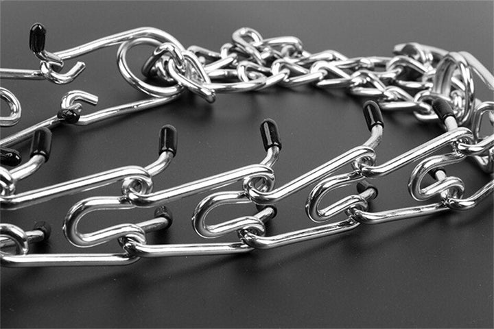 Verstellbares Trainingshalsband für Hunde, ideal für Gehorsamkeitstraining und Leinenkontrolle.