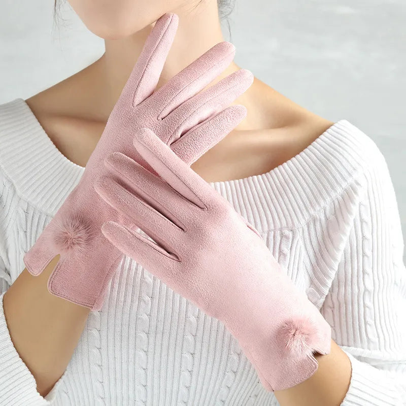 Model trägt warme, stilvolle Mella Damen Winterhandschuhe. Perfekt für trendige Wintermode und Touchscreen-Bedienung.