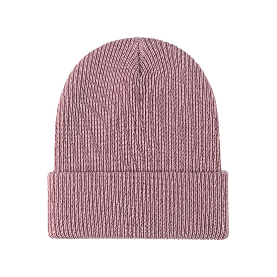 Weiche Unisex Wintermütze Beanie, elegant gefaltet als Geschenkidee. Eine kuschelige Kopfbedeckung für Wintertage.