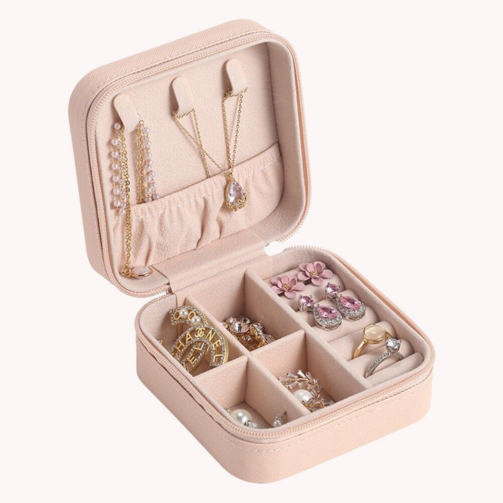 Hochwertige Leder Schmuckbox, quadratisch, zum Ordnen & Schutz von Damenschmuck.