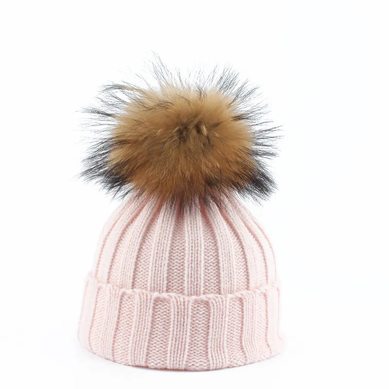 Kuschelige Damen Bommelmütze aus Strick, ideal als warmes Winteraccessoire.