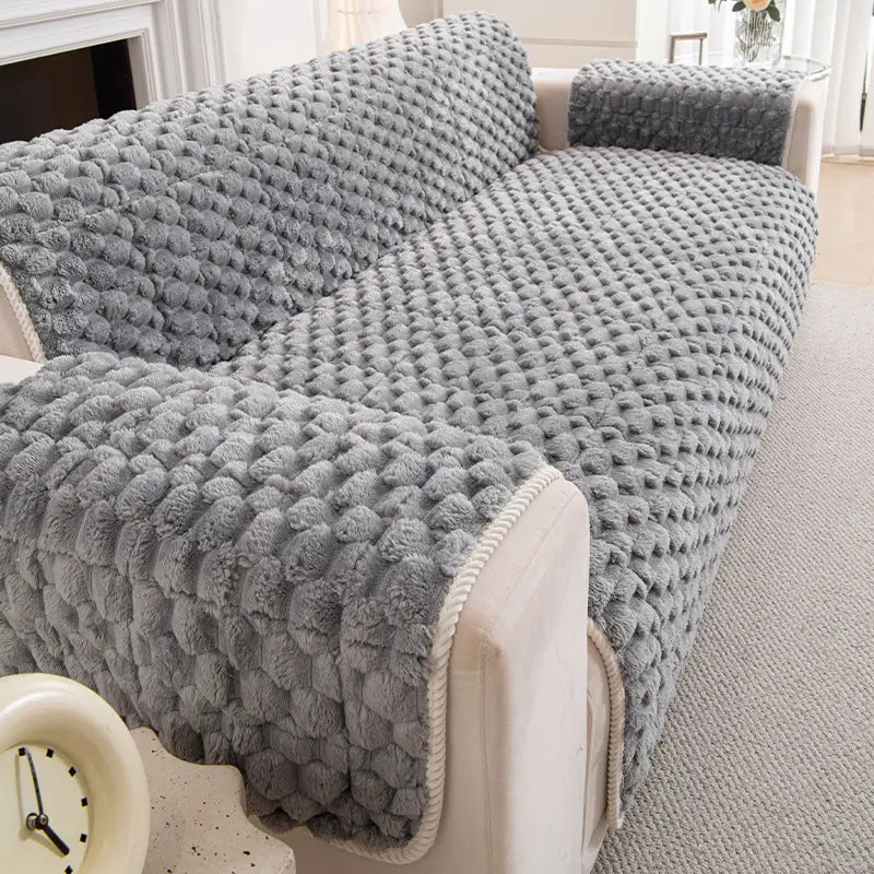 Eleganter Plüsch-Sofaschutz, rutschfest, haustierfreundlich. Optimaler Möbelschutz für jedes Wohnzimmer.