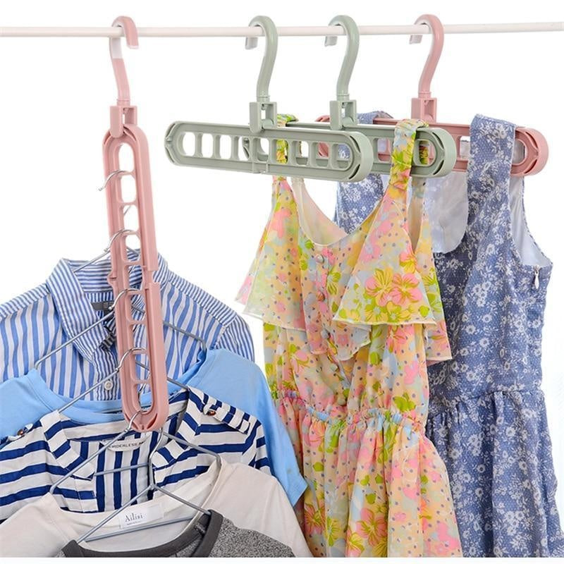 Praktischer Plastik-Multi-Hänger für Garderobe. Kaskadierendes Design schafft mehr Platz im Kleiderschrank-Organizer.