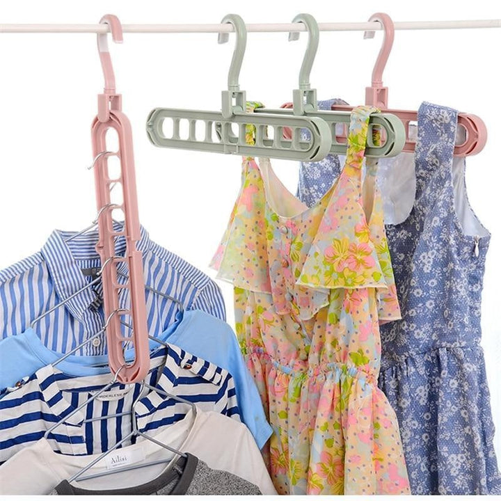 Praktischer Plastik-Multi-Hänger für Garderobe. Kaskadierendes Design schafft mehr Platz im Kleiderschrank-Organizer.