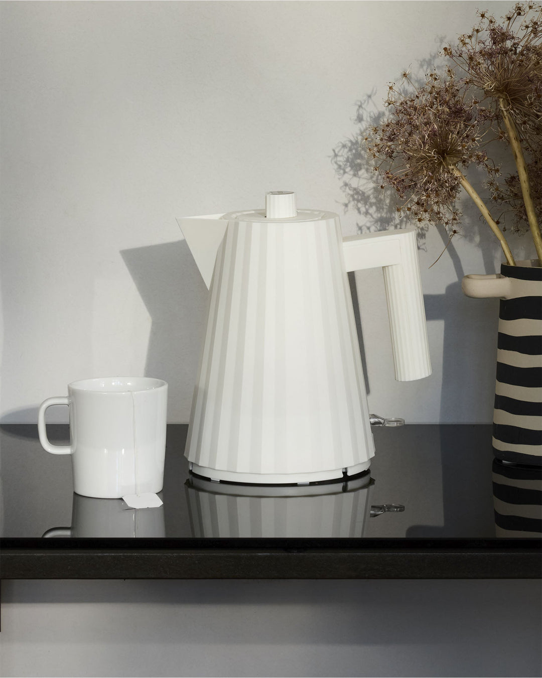 Schneller elektrischer Wasserkocher im Plissé Design, ideal für die Teezubereitung und als stilvolles Küchenaccessoire.