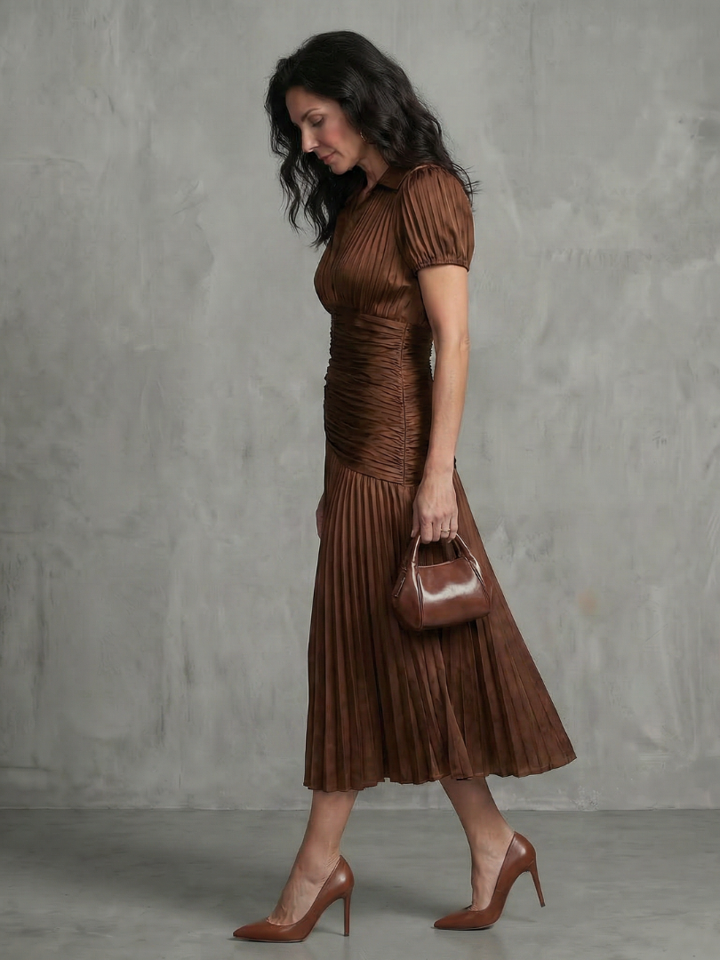 Freizeit- und Festkleid: Plissiertes Damen-Midikleid mit Taillenstreifen und Kurzarm.