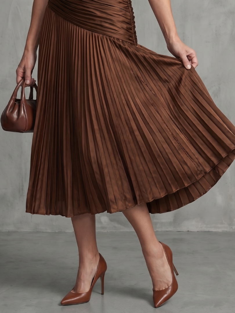 Schickes plissiertes Damen Midikleid, tailliert geschnitten, mit stilvollem Streifenmuster.