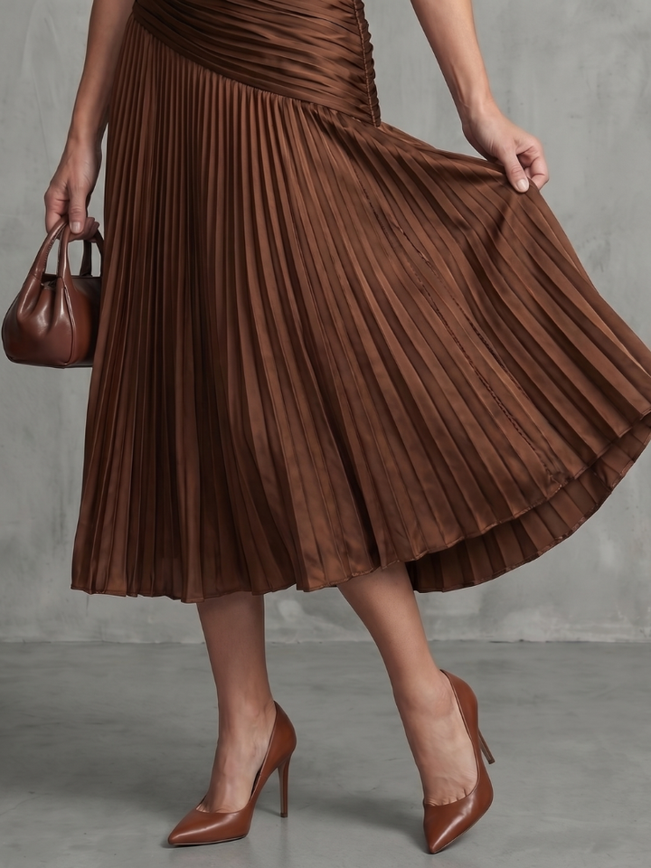 Schickes plissiertes Damen Midikleid, tailliert geschnitten, mit stilvollem Streifenmuster.