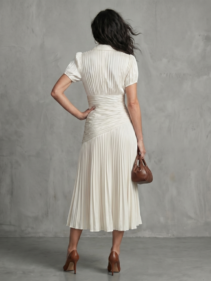 Kurzärmliges, tailliertes Damen Plisseekleid, Midilänge, mit Streifen an der Taille.
