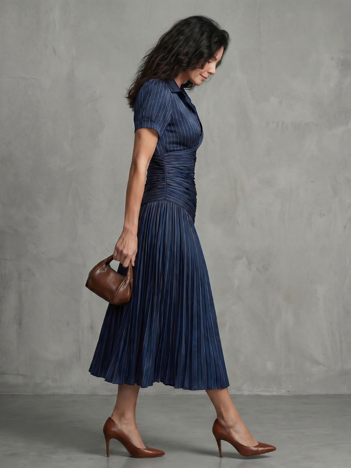 Damen Midikleid, plissiert und tailliert, mit markantem Taillenstreifen für Freizeit & Fest.