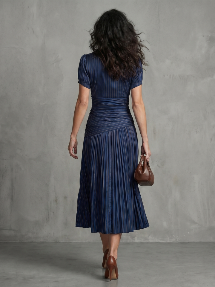 Vielseitiges plissiertes Damen-Midikleid, elegant mit Streifenakzent an der Taille.