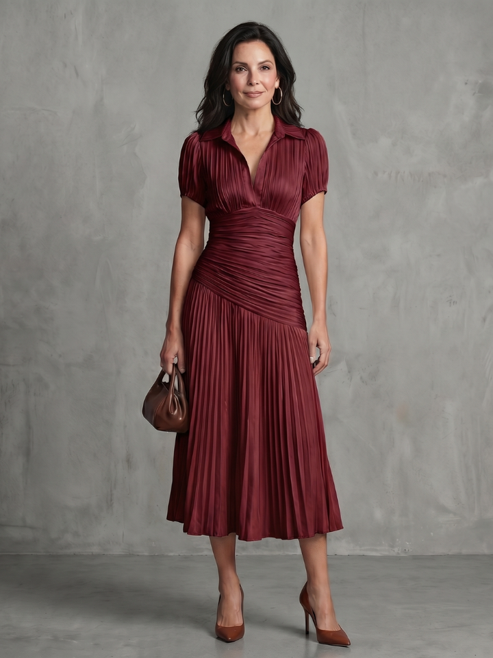 Sommerliches Damen Plisseekleid, kurzarm und tailliert, mit modischem Taillenstreifen.